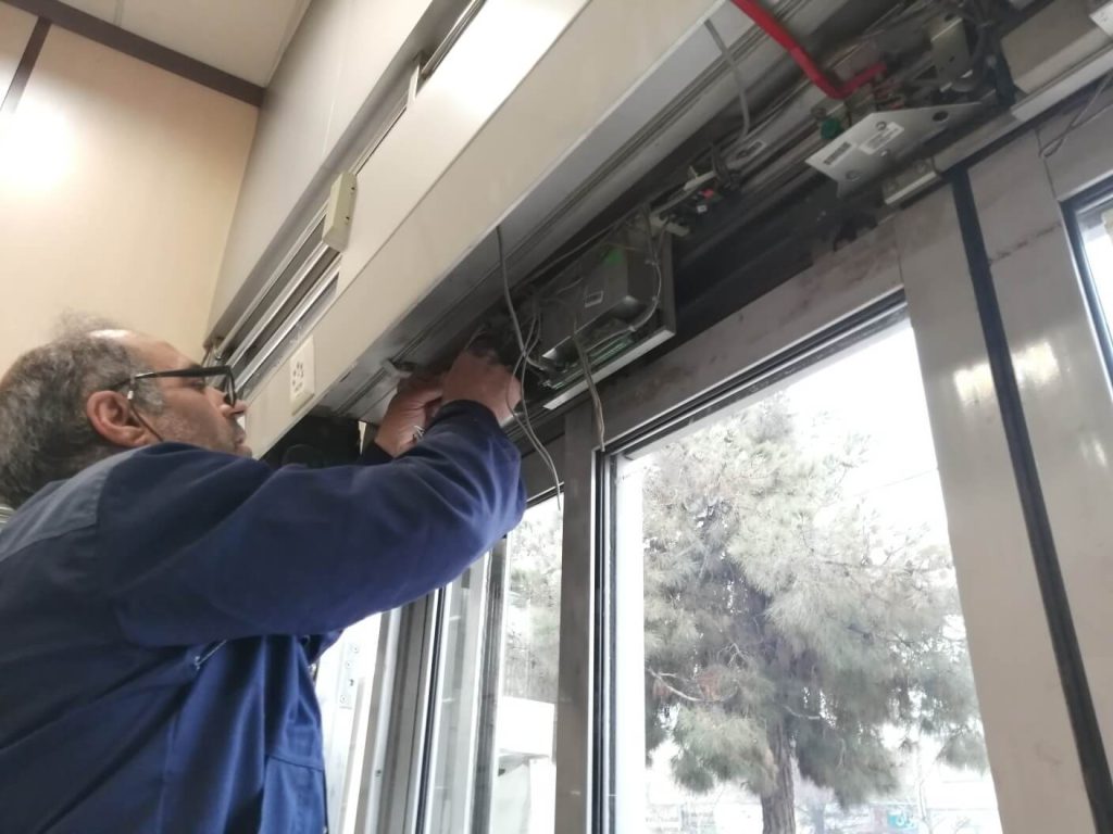مراحل تنظیم سرعت درب اتوماتیک شیشه ای